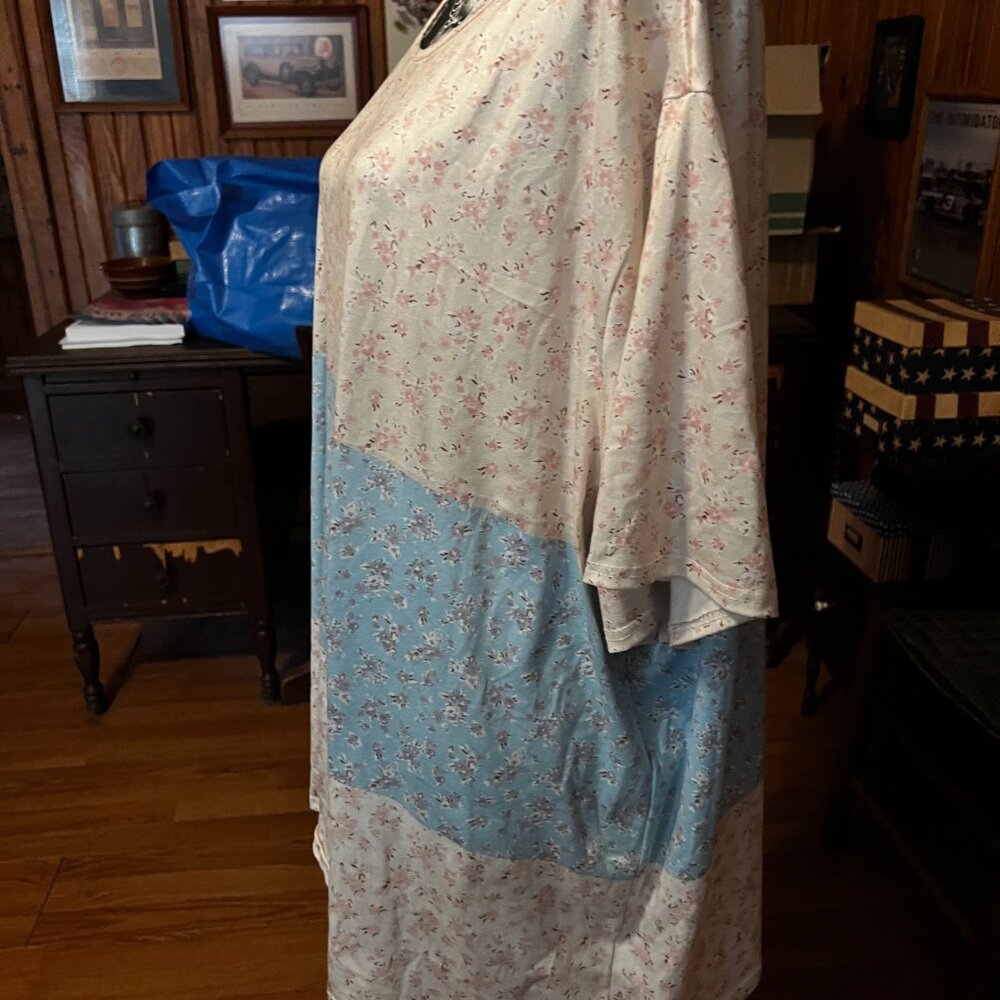 Fun Floral Color-Block Blouse - Picture 3 of 3